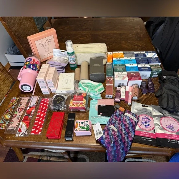 Assorted Beauty and Skincare Collection - Picture 1 of 10